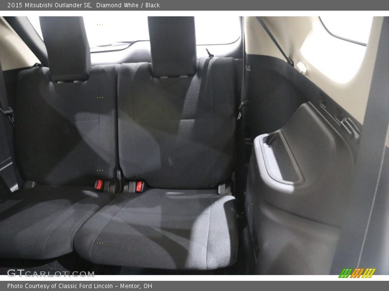 Diamond White / Black 2015 Mitsubishi Outlander SE