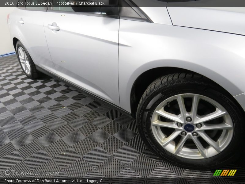 Ingot Silver / Charcoal Black 2016 Ford Focus SE Sedan