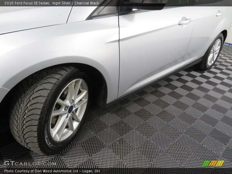 Ingot Silver / Charcoal Black 2016 Ford Focus SE Sedan