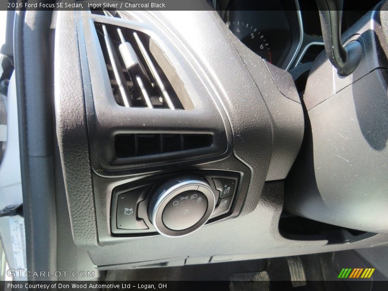Ingot Silver / Charcoal Black 2016 Ford Focus SE Sedan