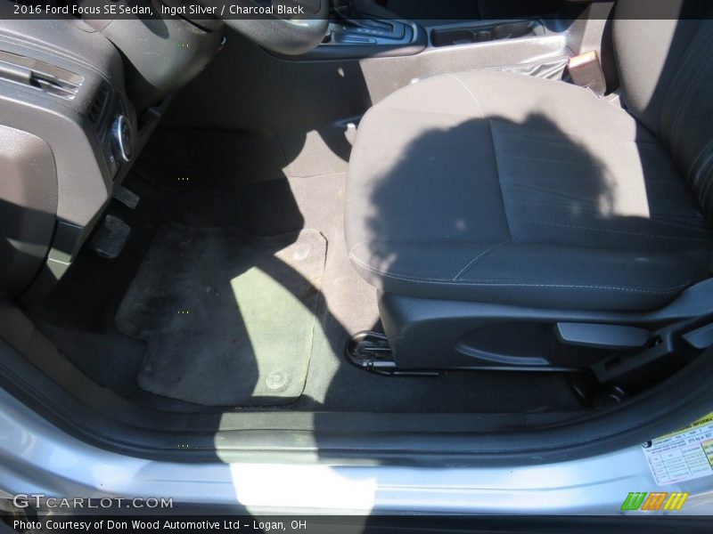 Ingot Silver / Charcoal Black 2016 Ford Focus SE Sedan