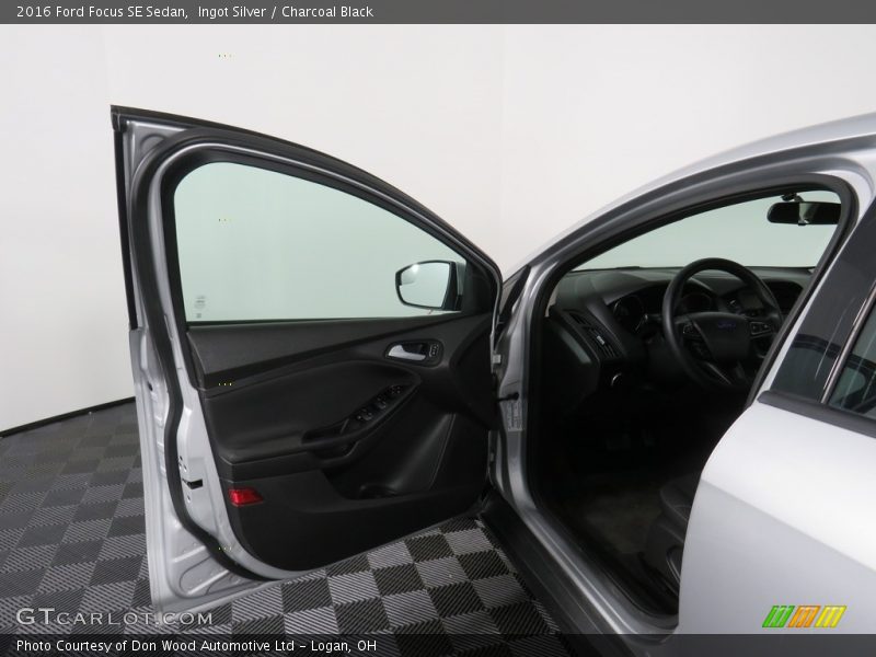 Ingot Silver / Charcoal Black 2016 Ford Focus SE Sedan
