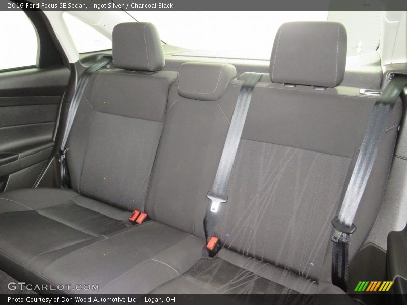 Ingot Silver / Charcoal Black 2016 Ford Focus SE Sedan