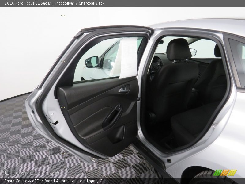 Ingot Silver / Charcoal Black 2016 Ford Focus SE Sedan
