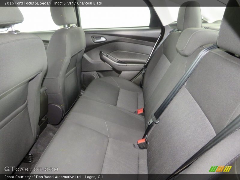 Ingot Silver / Charcoal Black 2016 Ford Focus SE Sedan