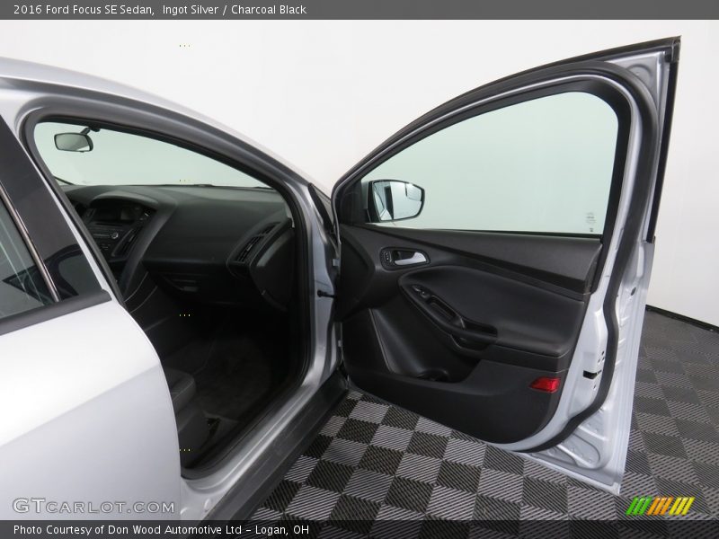 Ingot Silver / Charcoal Black 2016 Ford Focus SE Sedan