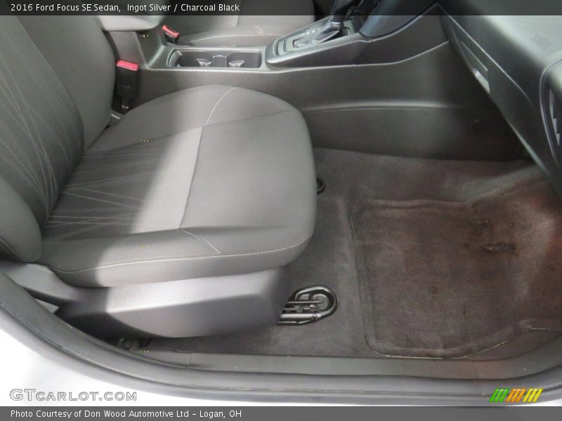Ingot Silver / Charcoal Black 2016 Ford Focus SE Sedan