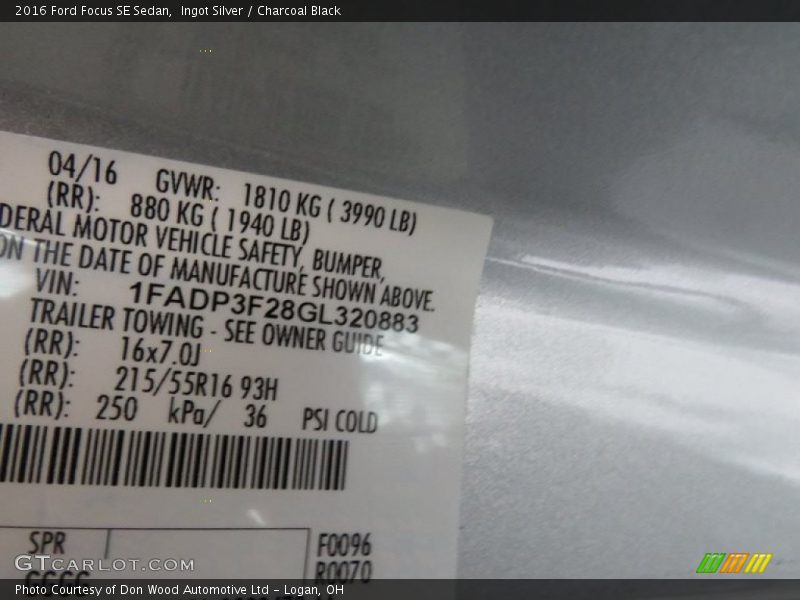 Ingot Silver / Charcoal Black 2016 Ford Focus SE Sedan
