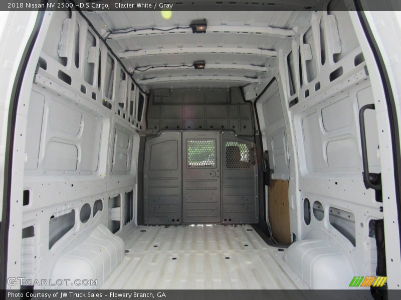 2018 NV 2500 HD S Cargo Trunk