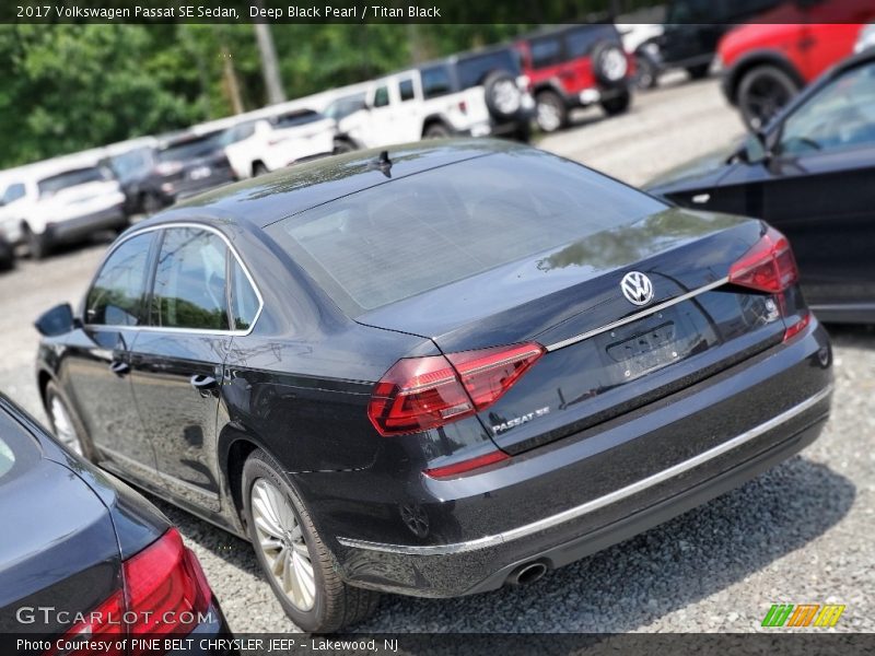Deep Black Pearl / Titan Black 2017 Volkswagen Passat SE Sedan
