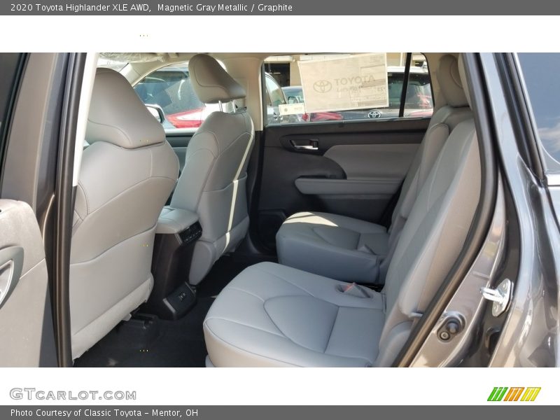 Magnetic Gray Metallic / Graphite 2020 Toyota Highlander XLE AWD