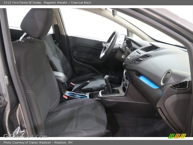 Magnetic Metallic / Charcoal Black 2016 Ford Fiesta SE Sedan