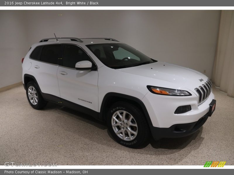Bright White / Black 2016 Jeep Cherokee Latitude 4x4