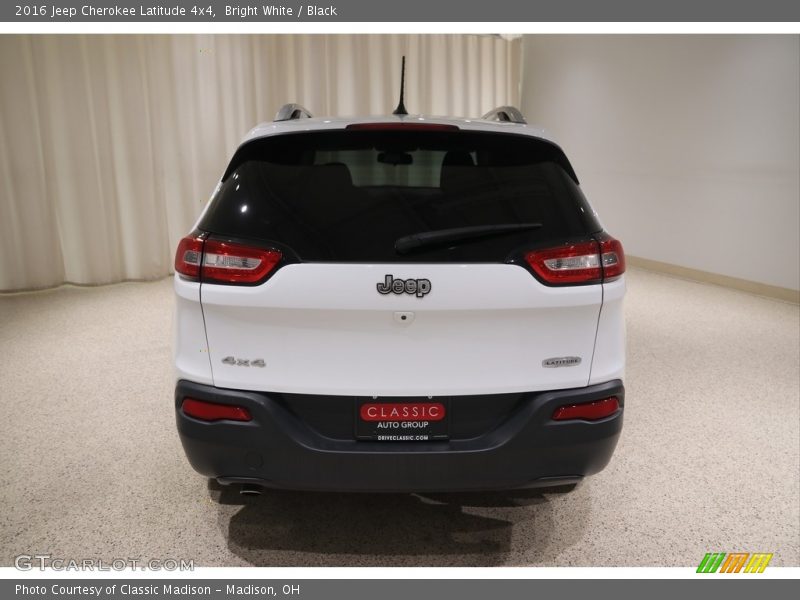 Bright White / Black 2016 Jeep Cherokee Latitude 4x4