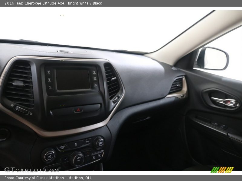 Bright White / Black 2016 Jeep Cherokee Latitude 4x4