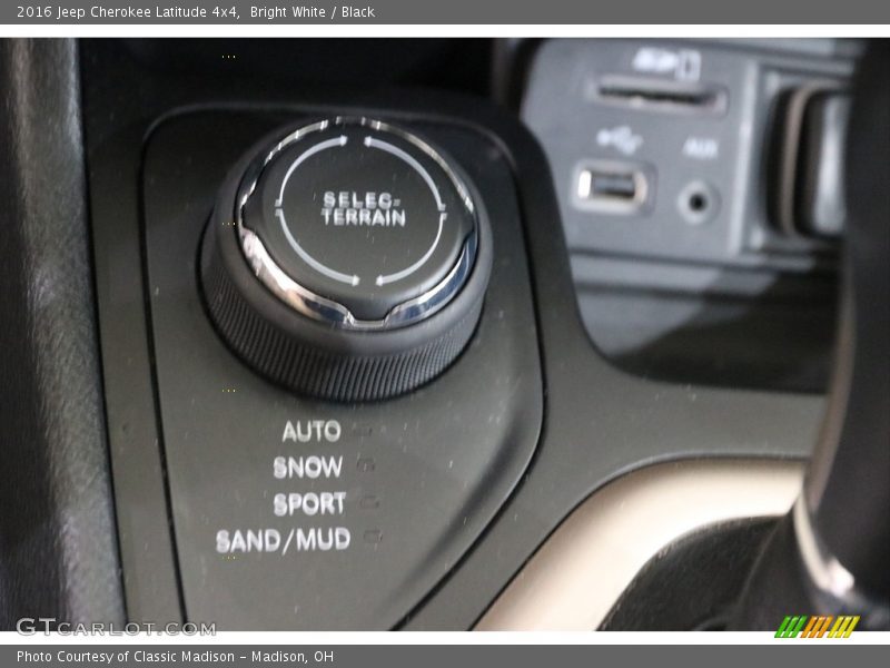 Bright White / Black 2016 Jeep Cherokee Latitude 4x4
