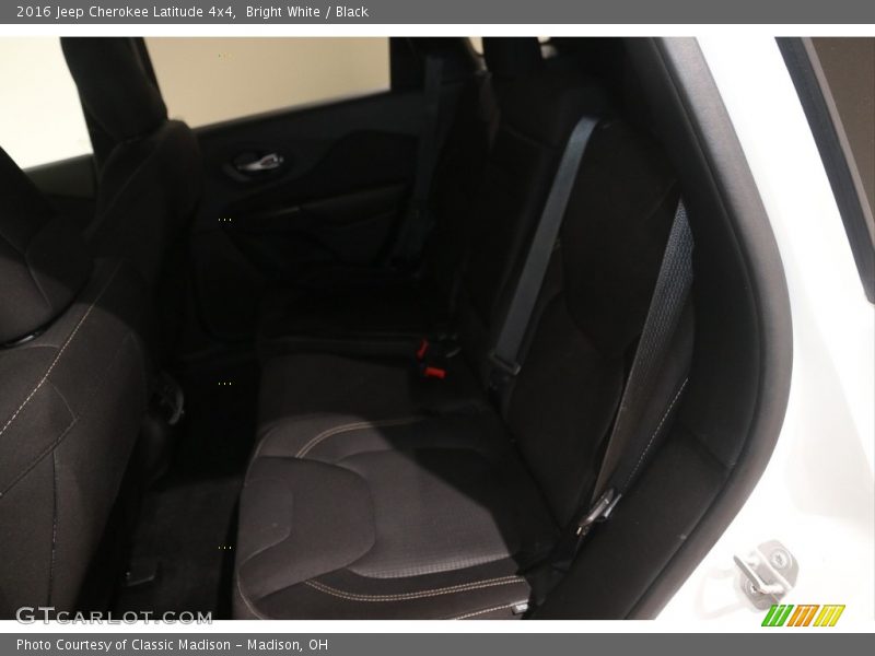 Bright White / Black 2016 Jeep Cherokee Latitude 4x4