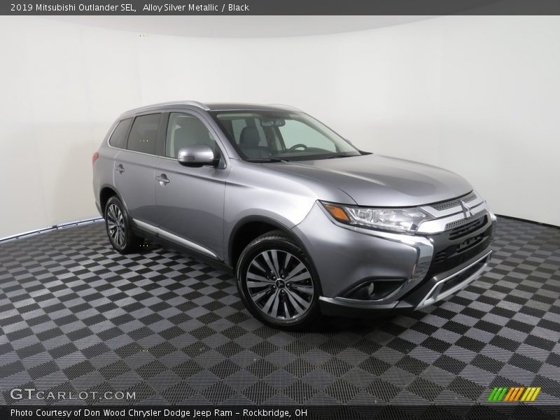 Front 3/4 View of 2019 Outlander SEL