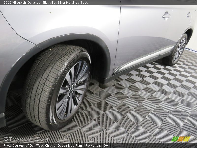 Alloy Silver Metallic / Black 2019 Mitsubishi Outlander SEL