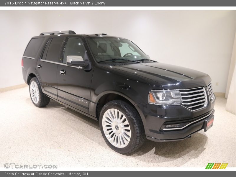 Front 3/4 View of 2016 Navigator Reserve 4x4