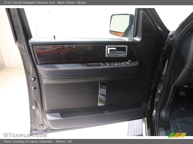 Door Panel of 2016 Navigator Reserve 4x4