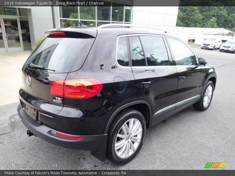 Deep Black Pearl / Charcoal 2016 Volkswagen Tiguan SE