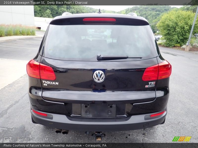 Deep Black Pearl / Charcoal 2016 Volkswagen Tiguan SE