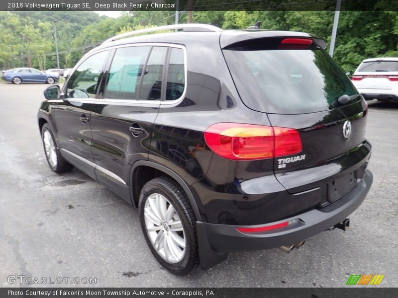 Deep Black Pearl / Charcoal 2016 Volkswagen Tiguan SE