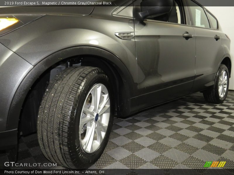 Magnetic / Chromite Gray/Charcoal Black 2019 Ford Escape S