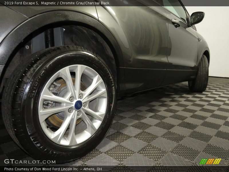 Magnetic / Chromite Gray/Charcoal Black 2019 Ford Escape S