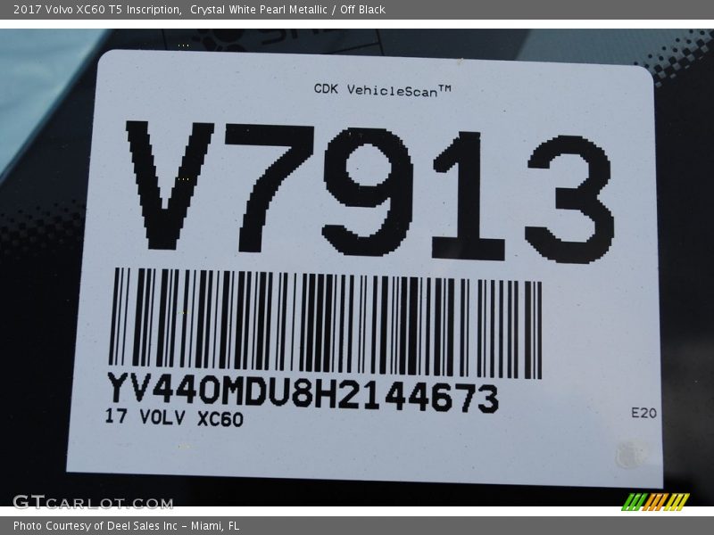 Crystal White Pearl Metallic / Off Black 2017 Volvo XC60 T5 Inscription