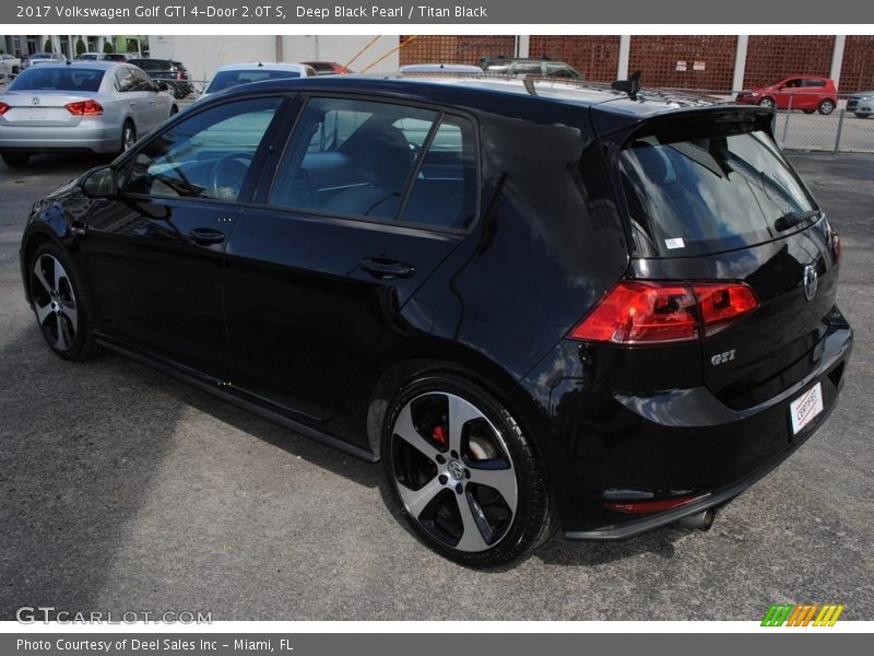 Deep Black Pearl / Titan Black 2017 Volkswagen Golf GTI 4-Door 2.0T S