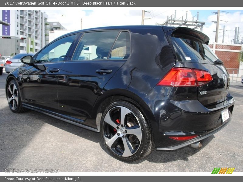 Deep Black Pearl / Titan Black 2017 Volkswagen Golf GTI 4-Door 2.0T S