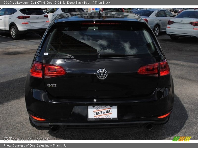 Deep Black Pearl / Titan Black 2017 Volkswagen Golf GTI 4-Door 2.0T S