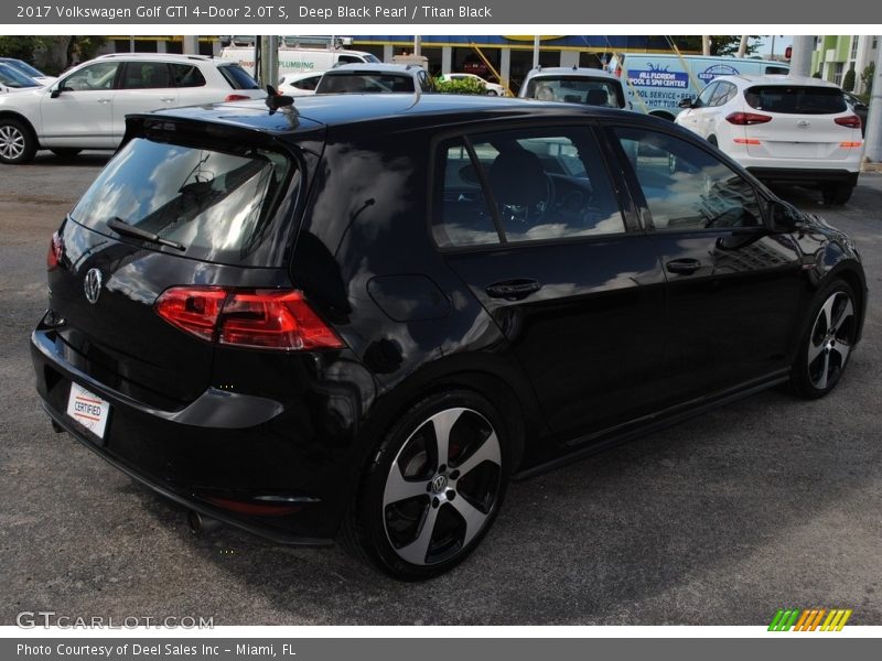 Deep Black Pearl / Titan Black 2017 Volkswagen Golf GTI 4-Door 2.0T S