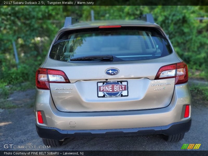 Tungsten Metallic / Warm Ivory 2017 Subaru Outback 2.5i