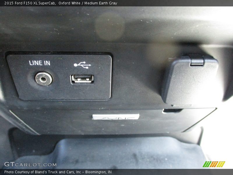 Oxford White / Medium Earth Gray 2015 Ford F150 XL SuperCab