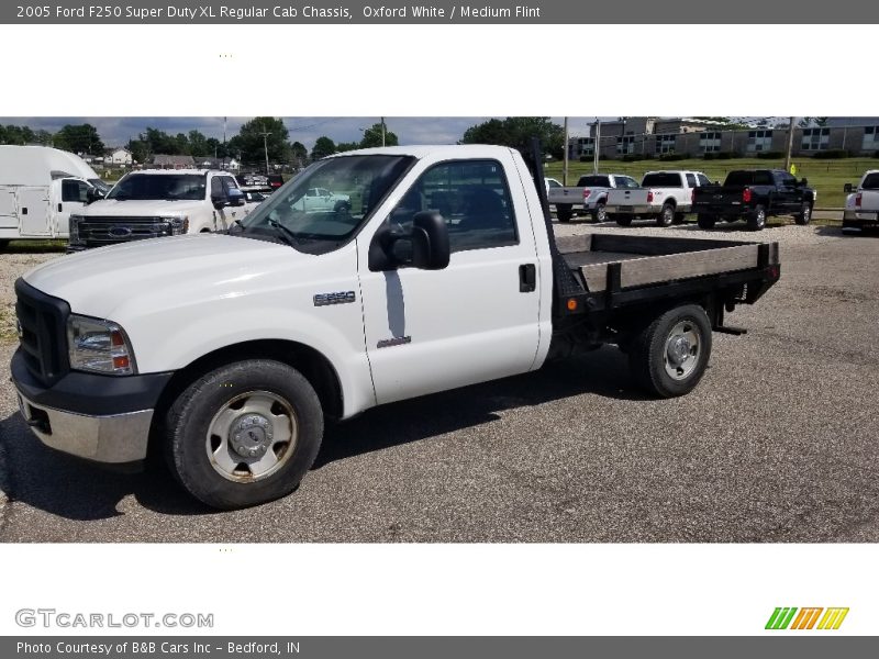 Oxford White / Medium Flint 2005 Ford F250 Super Duty XL Regular Cab Chassis