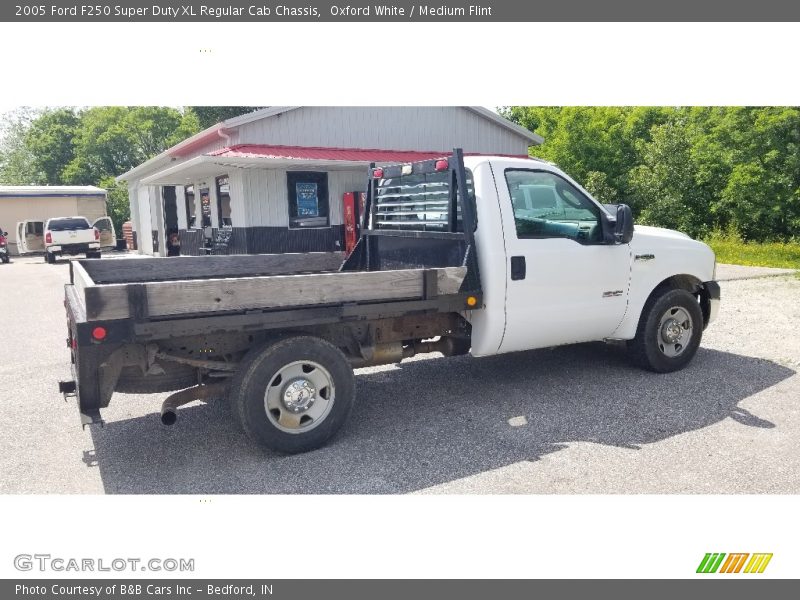 Oxford White / Medium Flint 2005 Ford F250 Super Duty XL Regular Cab Chassis
