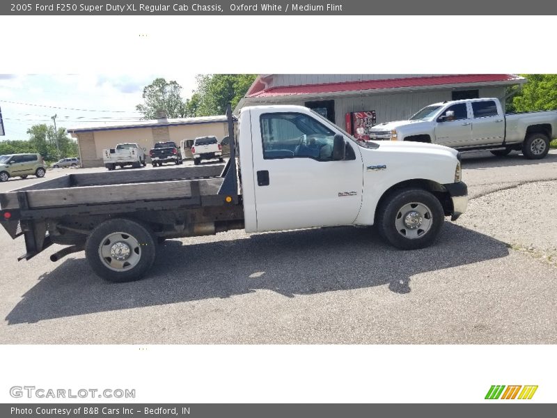 Oxford White / Medium Flint 2005 Ford F250 Super Duty XL Regular Cab Chassis