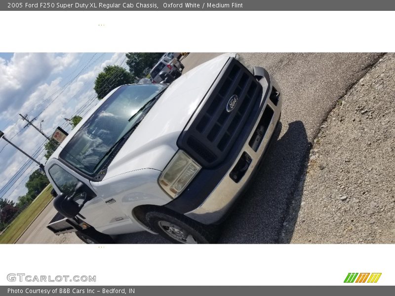 Oxford White / Medium Flint 2005 Ford F250 Super Duty XL Regular Cab Chassis