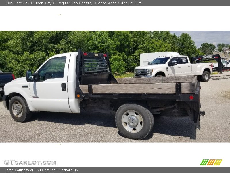 Oxford White / Medium Flint 2005 Ford F250 Super Duty XL Regular Cab Chassis