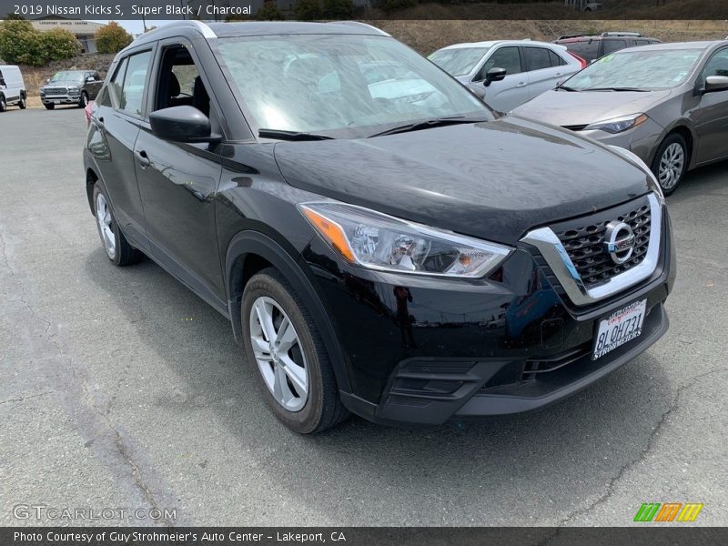 Super Black / Charcoal 2019 Nissan Kicks S