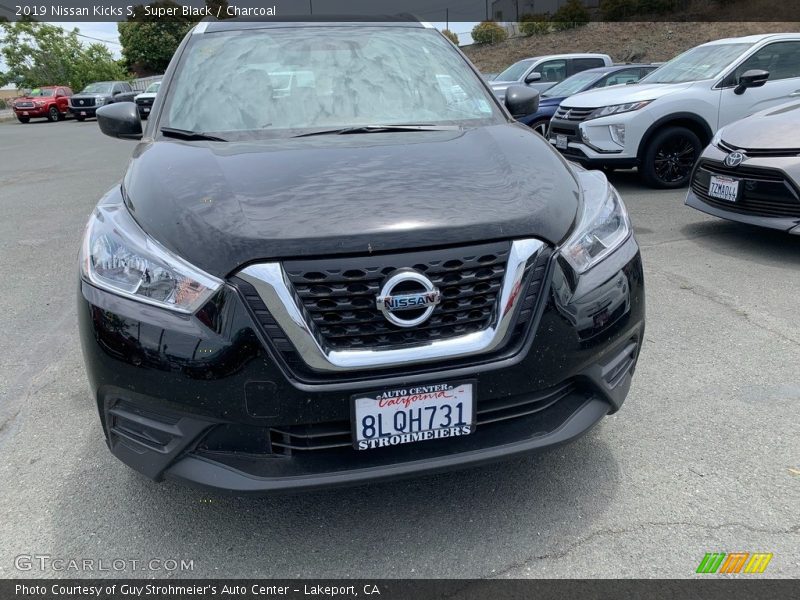 Super Black / Charcoal 2019 Nissan Kicks S