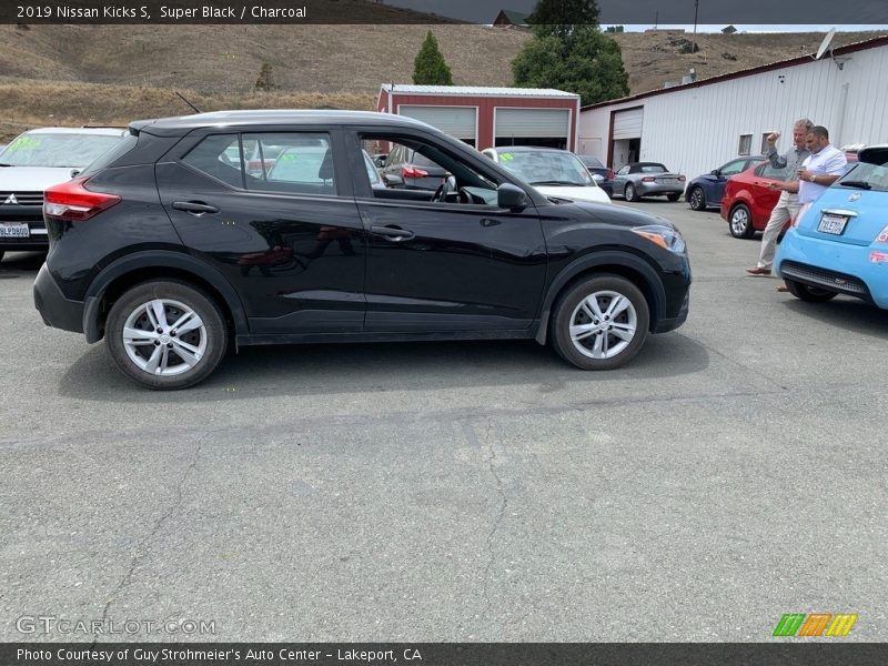 Super Black / Charcoal 2019 Nissan Kicks S