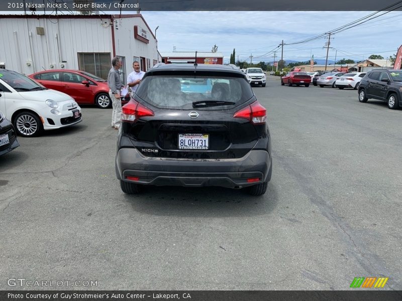 Super Black / Charcoal 2019 Nissan Kicks S