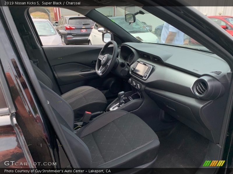 Super Black / Charcoal 2019 Nissan Kicks S
