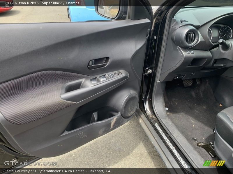 Super Black / Charcoal 2019 Nissan Kicks S