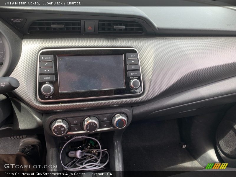 Super Black / Charcoal 2019 Nissan Kicks S