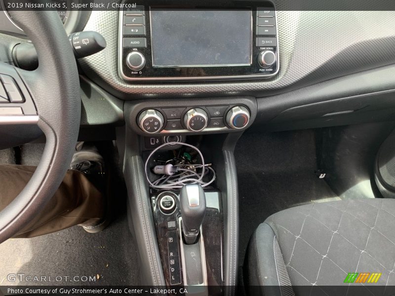 Super Black / Charcoal 2019 Nissan Kicks S